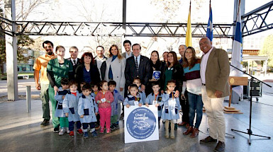 El rector Ignacio Sánchez, junto a la Vicerrectora Económica Loreto Massanés, en una foto grupal de la presentación de la iniciativa #ChaoBombillas en la UC.