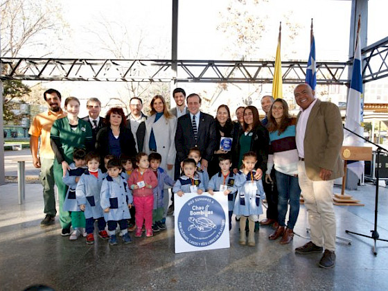 El rector Ignacio Sánchez, junto a la Vicerrectora Económica Loreto Massanés, en una foto grupal de la presentación de la iniciativa #ChaoBombillas en la UC.