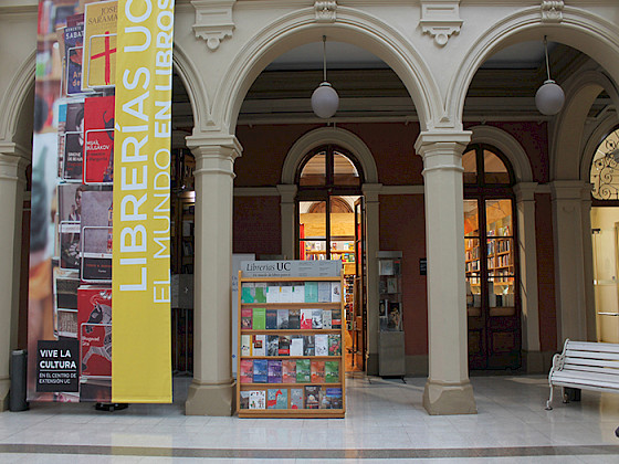 Frontis Librería UC del Centro de Extensión