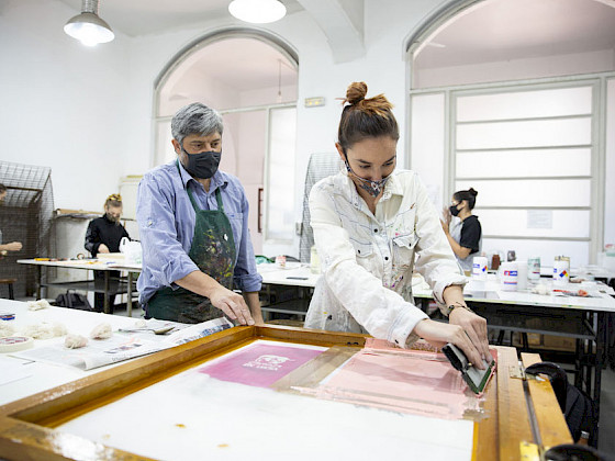 Estudiante y profesor en clases prácticas