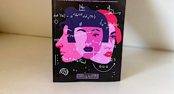 Libro que en su portada tiene ilustraciones de rostros de mujeres en colores rosado, además de simbolos matematicos