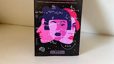 Libro que en su portada tiene ilustraciones de rostros de mujeres en colores rosado, además de simbolos matematicos