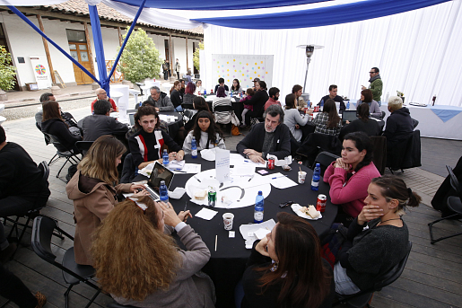 Estudiantes y académicos en una de las mesas de UC Dialoga en campus Lo Contador.