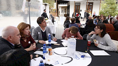 Comunidad UC reunida en torno al UC Dialoga en mesas de debate.