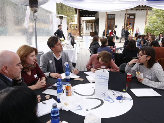 Comunidad UC reunida en torno al UC Dialoga en mesas de debate.