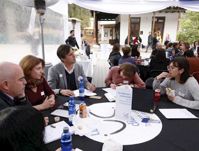 Comunidad UC reunida en torno al UC Dialoga en mesas de debate.