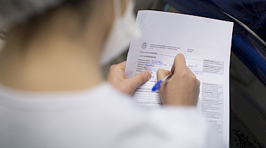 Estudiante de odontología en un curso de Aprendizaje + Servicio.