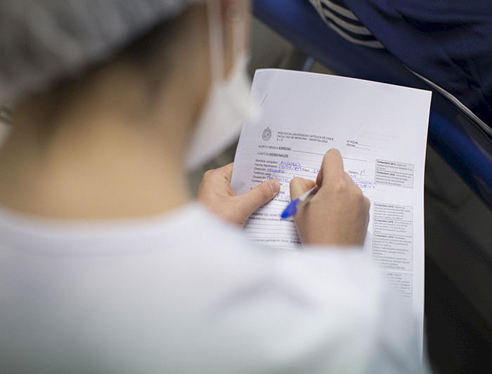 Estudiante de odontología en un curso de Aprendizaje + Servicio.