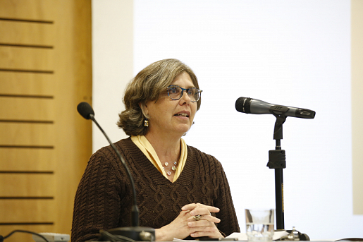 La investigadora canadiense Sonya Lipsett-Rivera en el seminario Género y Resistencia organizado por el Instituto de Historia.