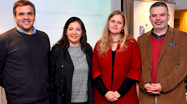 El profesor Alberto González; la directora del Departamento de Calidad Educativa de la Junji, Fabiola Mánquez; la profesora Patricia Manns, y Ernesto Treviño, director del Centre UC.