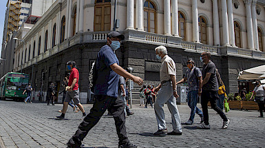 Imagen de personas caminando en la calle con mascarilla