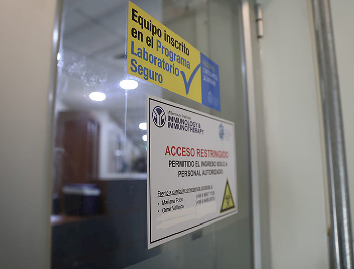 Centro de vacunación donde se realizan  los ensayos de la Fase 3 de la vacuna Sinovac, en el Hospital Clínico Red de Salud UC - Christus.  Foto Karina Fuenzalida.