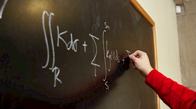 Fórmulas matemáticas escritas durante una clase.