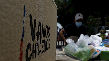 Tres camiones con las cajas con insumos para los adultos mayores vulnerables ingresan a campus San Joaquín.