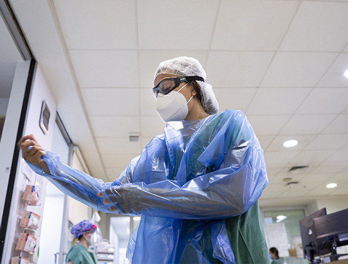 imagen correspondiente a la noticia: "Aumento de contagios se mantiene y uso de camas UCI alcanza niveles críticos en varias regiones"