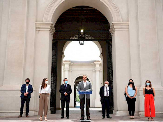 7 personas, en hilera, posan para foto.
