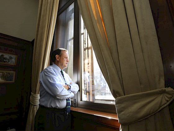 Foto del rector Ignacio Sánchez en el patio de la Virgen de Casa Central