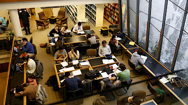 Alumnos estudiando en biblioteca. Foto Dirección de Comunicaciones.