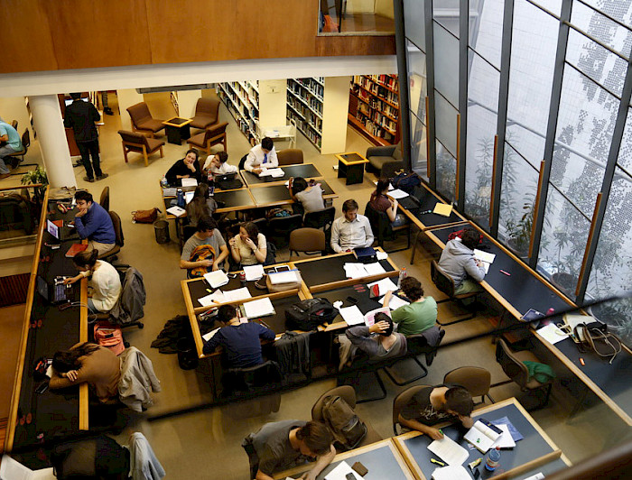 Alumnos estudiando en biblioteca. Foto Dirección de Comunicaciones.