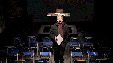 Imagen del actor y profesor Ramón Núñez, en una sala de clases sin alumnos.