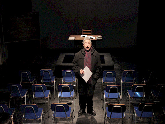 Imagen del actor y profesor Ramón Núñez, en una sala de clases sin alumnos.