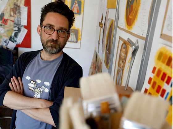 hombre de pelo negro y barba