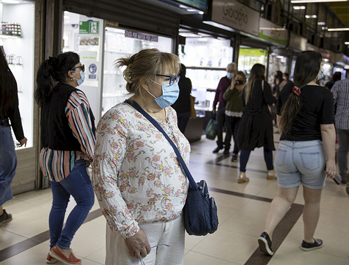 imagen correspondiente a la noticia: "Chile en rojo frente a la pandemia: expertos y expertas alertan por alzas en todas las regiones"