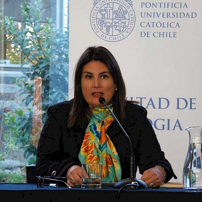 La profesora de la Facultad de Teología, Claudia Leal.