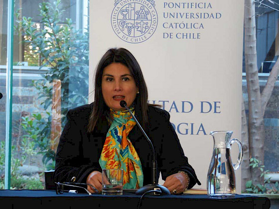 La profesora de la Facultad de Teología, Claudia Leal.