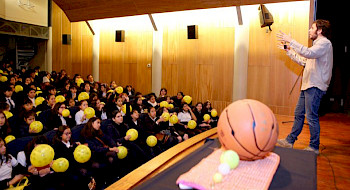 Niños asistentes a una de las actividades de Cientifica la UC.