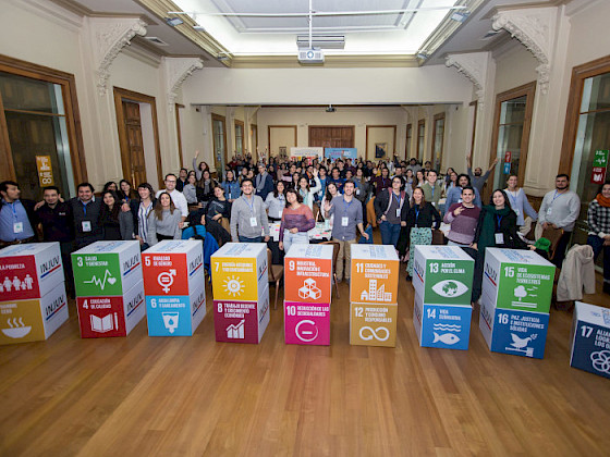 Foto grupal de los estudiantes participantes de la actividad organizada por la Dirección de Asuntos Estudiantiles