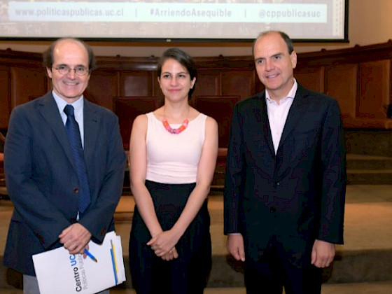 El director del Centro de Políticas Públicas UC, Ignacio Irarrázabal, junto a la investigadora del Centro y quien lideró el estudio, Pía Mora, y el ministro de Vivienda y Urbanismo, Cristián Monckeberg.
