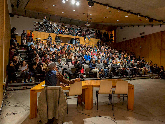 El arquitecto Alejandro Aravena presentando su trabajo en el campus Lo Contador.