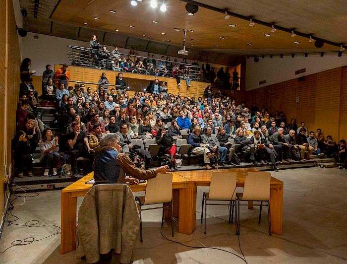 El arquitecto Alejandro Aravena presentando su trabajo en el campus Lo Contador.