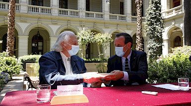 Entrega de la donación de Claudio di Girólamo en la UC. Foto César Cortés.