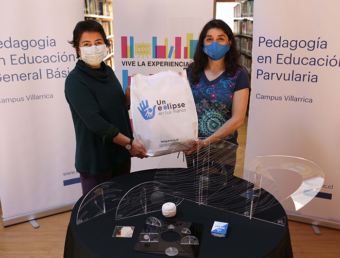 La ceremonia de entrega de los kits fue realizada el pasado 22 de diciembre de 2020 a la Biblioteca Gabriela Mistral del Campus Villarrica UC, donde quedará a disposición de la Comunidad UC. (Fotografía: EduLab UC)