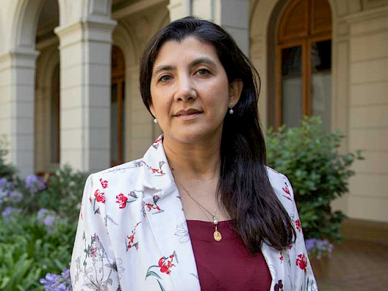 Imagen de la vicerrectora de asuntos internacionales, Lilian Ferrer, en el patio de la Virgen de Casa Central.