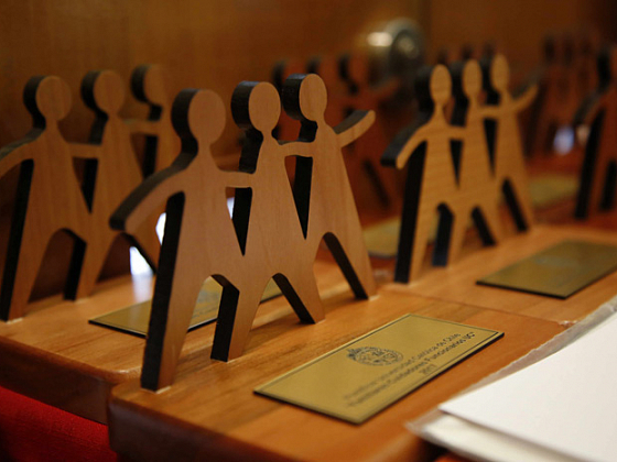 Reconocimiento entregado a los familiares cuidadores