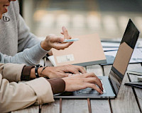 Personas estudiando online