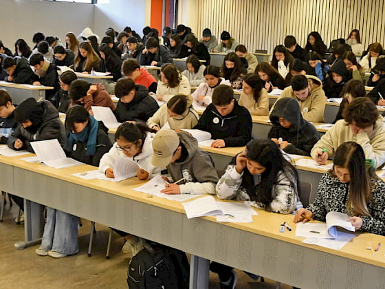 Estudiantes rindiendo una prueba