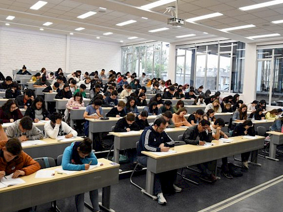 Estudiantes rindiendo una prueba