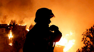 Bombero combatiendo un incendio.