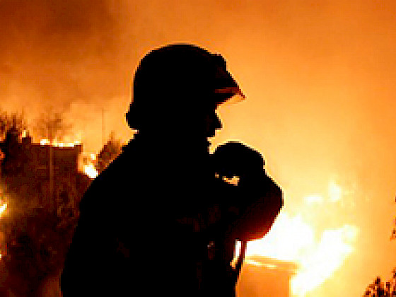Bombero combatiendo un incendio.