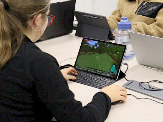 Estudiantes jugando Minecraft