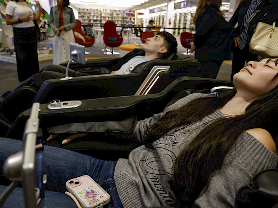 Estudiantes en sillones de masaje