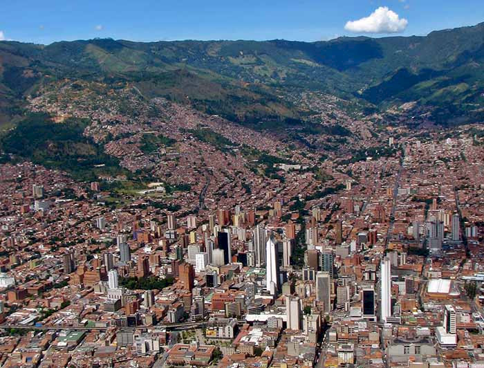 imagen correspondiente a la noticia: "Puentes UC abordó descentralización junto a funcionarios municipales y el ex edil de Medellín"