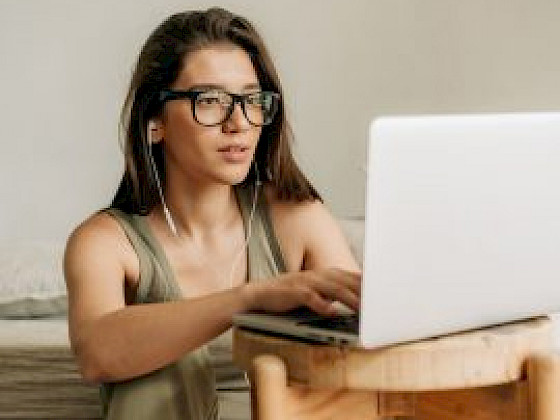 Una mujer usando un computador