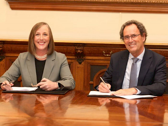 Megan Prindiville y rector Juan Carlos de la Llera