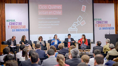 Asistentes y expositores del segundo conversatorio “Quiénes votan en Chile entre 2012 y 2017?”.