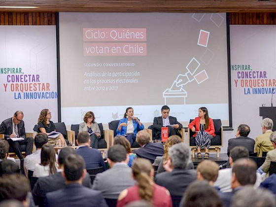 Asistentes y expositores del segundo conversatorio “Quiénes votan en Chile entre 2012 y 2017?”.